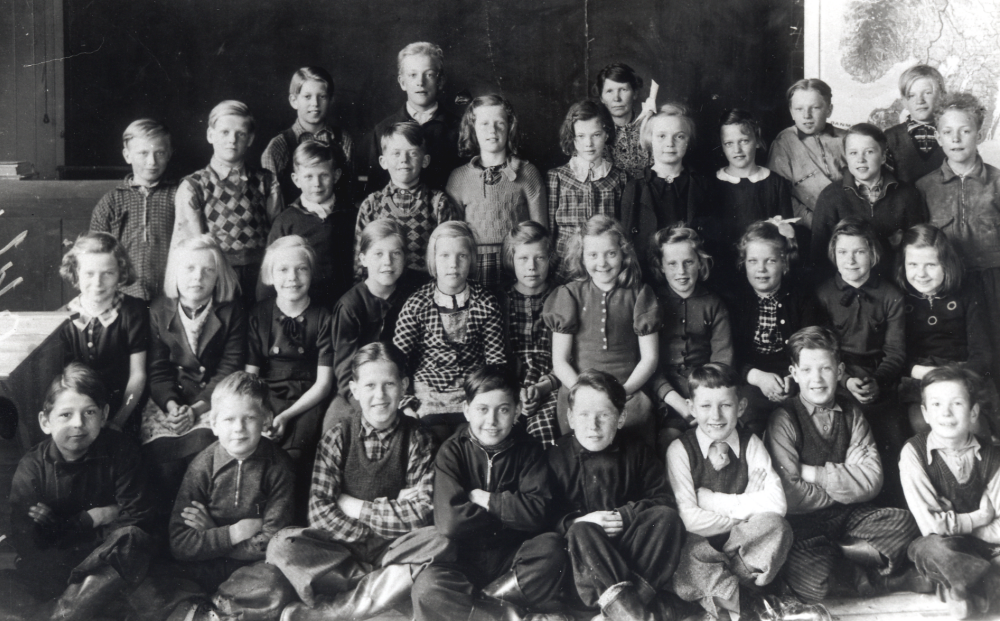 Lärarinnan Greta Söderén med barnen i Markim-Orkesta folkskola.  I bakre raden står fr v Yngve Kant, Knut Melkersson, lärarinnan Greta Söderén, Sven-Erik Andersson och Åke Jansson. Rad 2 fr v Hilding Andersson, Lennart Jansson, Nils Jansson, Melker Lundqvist, Daisy Nilsson, Berit Karlsson, Kerstin Boström, Edit Nord, Börje Thunberg och Gustav Melkersson.  Rad 3 fr v Kerstin Andersson, Ulla-Britt Öhman,  Barbro Johansson, Mirjam Eriksson, Inga Åhlén, Ulla Samuelsson, Ingegerd Gustavsson, Gerd Lindström, Karin Rosén, Ulla-Britt Berg och Alice Edlund.  Rad 4 fr v Sigvard Wallén, Lennart Jansson, Sven Hammarstedt, Hilding Andersson, Bernt Lundqvist, Sven Åkerberg, Stig Hammarstedt och Ingvar Nilsson