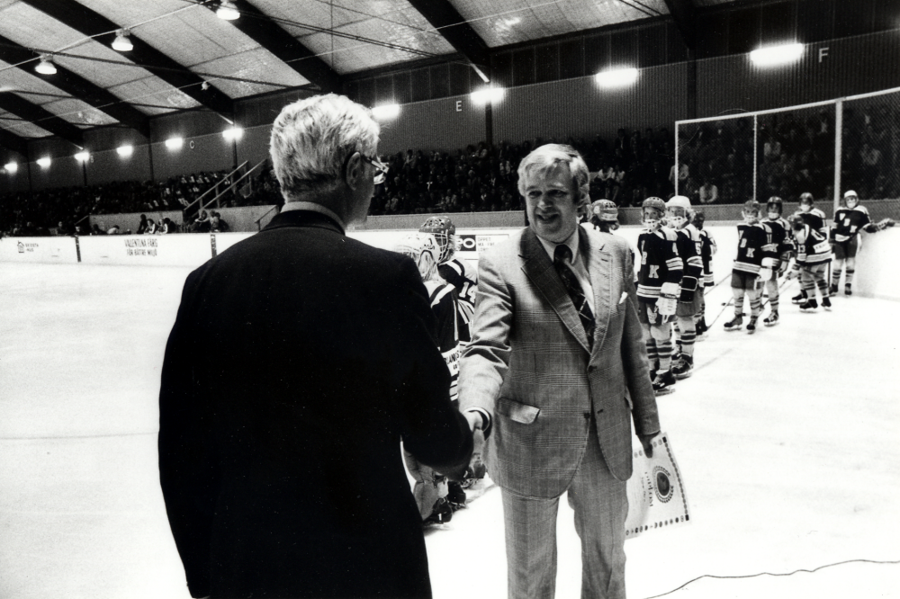 Vallentuna ishall kostade 4 miljoner kr och invigdes fredagen den 6 september 1974 av ishockeyförbundets ordförande  Ove Rainer t v och gratulerar  VKB:s Ingvar Öhrn till den nya ishallen. I bakgrunden ett av VBK:s  juniorlag på skridskor.