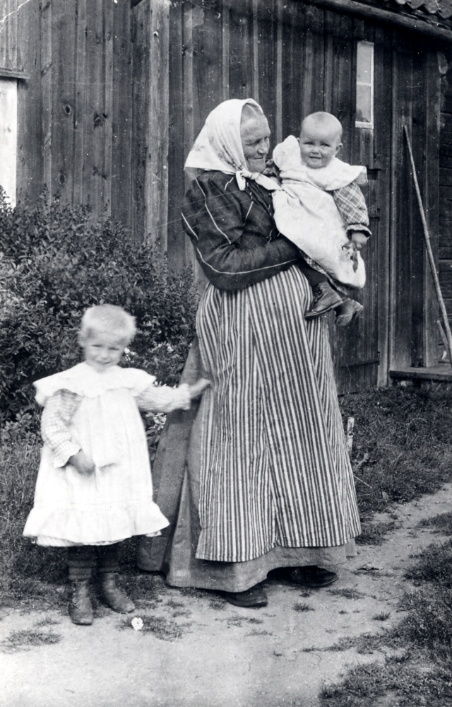 Farmor Sofia Gustafsson på Åttesta gård med barnbarnen Lisa Elisabet Gustafsson och på armen Maria Gustafsson