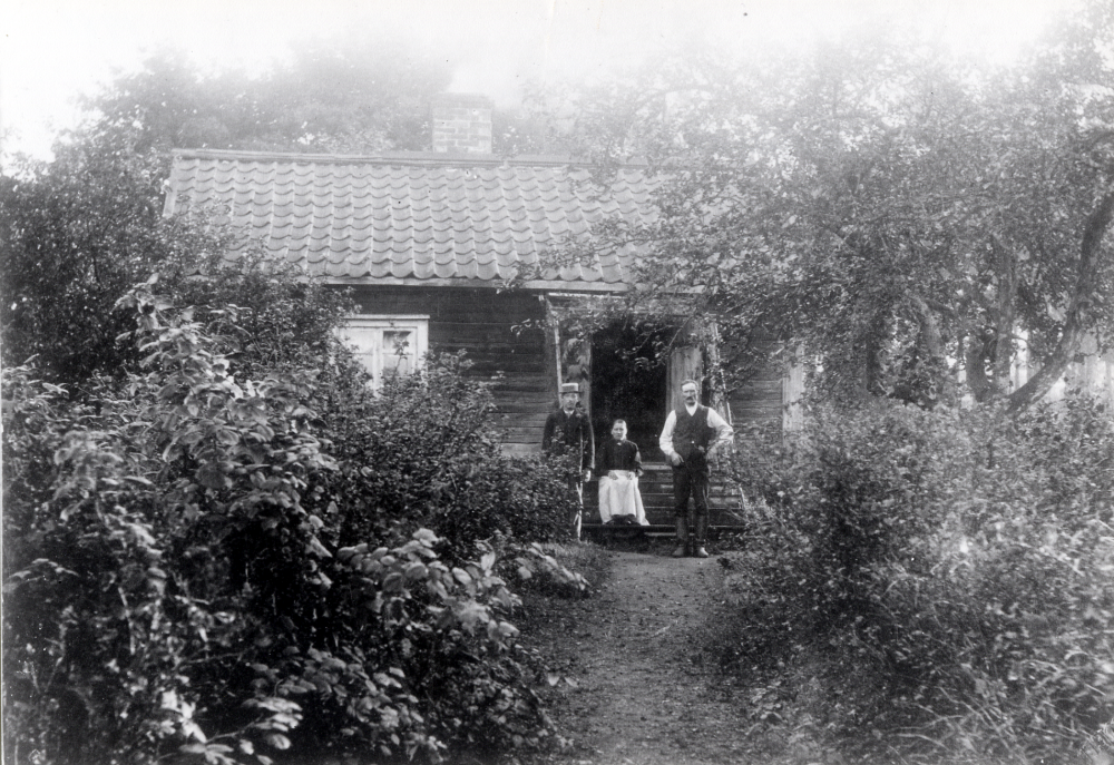 Torpet Mörbydal. T v Helge Jansson tog senare namnet Jirstedt med sin mor Ulrika Jansson och far Johan Jansson