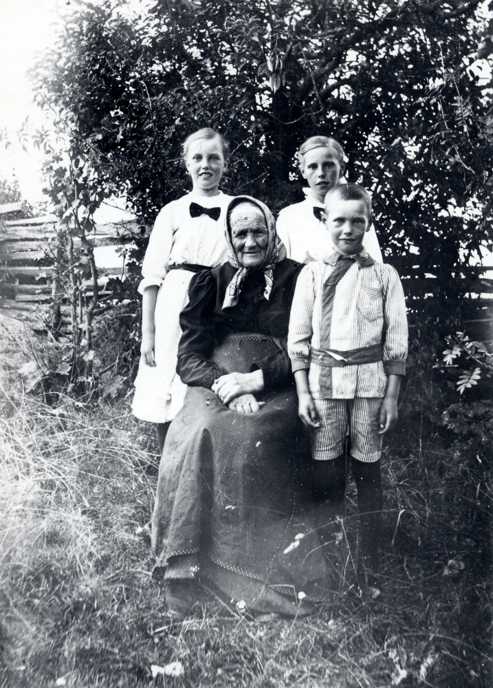 Farmor Sofia Gustafsson på Åttesta gård med barnbarnen fr v Maria Gustafsson Lisa Elisabet Gustafsson och Erik Gustafsson