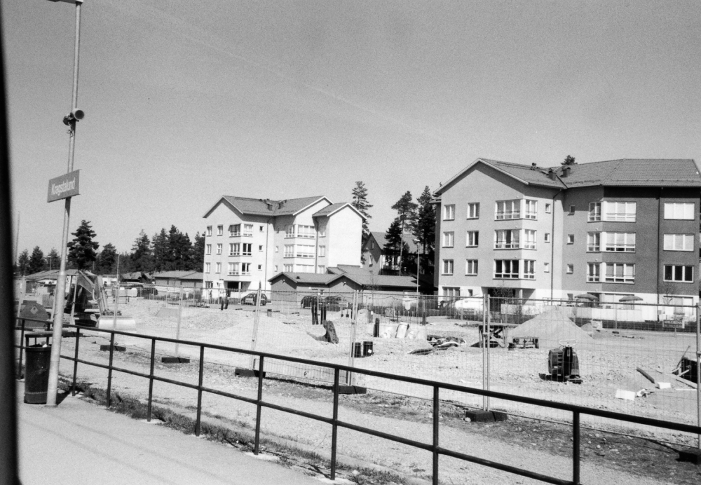 Kragstalunds järnvägshållplats med byggstart för Brf Rallarrosen.  I bakgrunden syns flerfamiljshus med adress Svampskogsvägen och en skymt t v med radhusen på Kantarallvägen .  Under 2000-talet har byggnationen var mycket stor i södra Vallentuna med områden i Kragstalund, Bällstaberg, Bällstalund och norra Byle