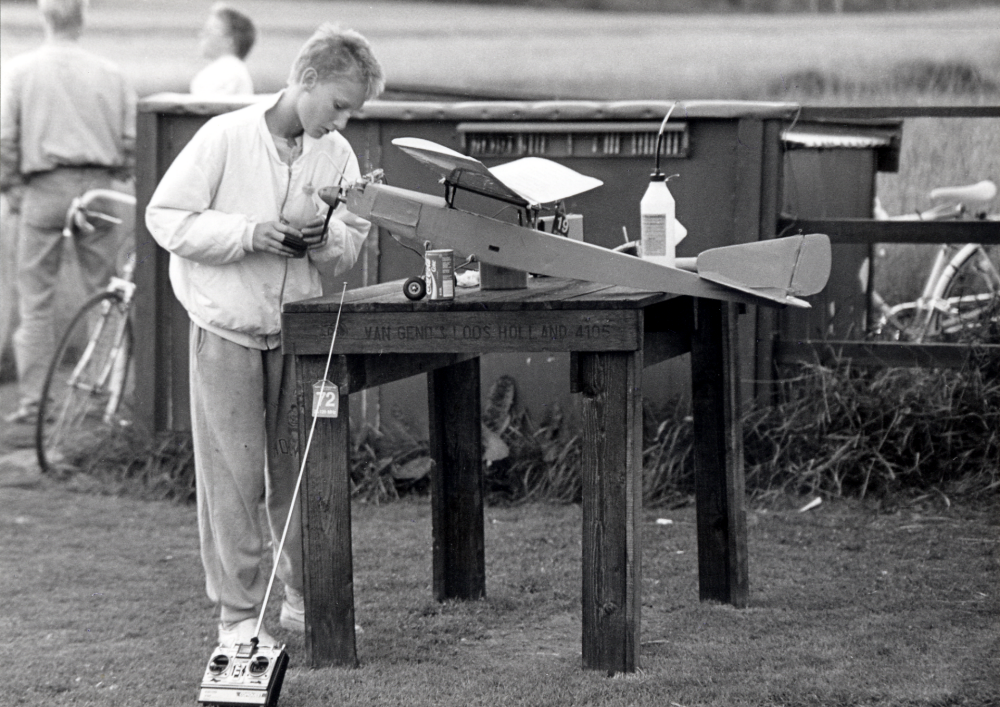 Torgil Dahlberg, 14 år, i Vallentuna modellflygklubb med sitt flyplan Lill-Johanna på planen nedanför Rosendals industriområde på Lindönäs ägor