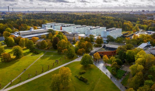 Bild från ovan tagen på Stockholms universitet och dess naturgröna miljöer runtom byggnanden.