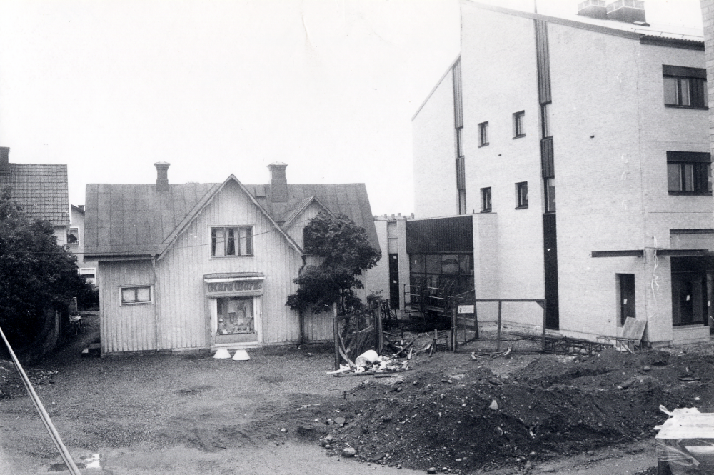Affären Kära Barn invid Tärningen skall rivas.  Affären säljer barnkläder.  Tidigare, före 1973 låg Jordbrukskassan - Föreningsbanken i huset