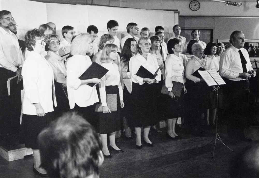 Under tiden 2-31 oktober 1985 pågick i  Tärningen  utställningar, program, sång, musik, dans, föreläsningar m m under titeln  'På Bellmans tid'  Arrangörer var föreningar i Vallentuna i samarbete med Kulturnämnden. Idé m m  Eva Rahmqvist  På bilden  Sång på Bellmans  tid med  Vallentunahembygdskör  under ledning av  Nils Klingfors  i  Vallentunasalen