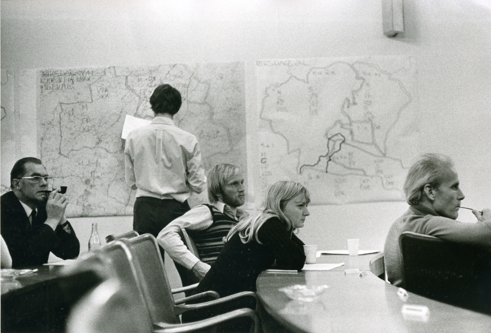 Valvaka i kommunalhuset med start klockan 21.
•Fotografiet ingår i bildserien ”Vardagsliv i Vallentuna kommun” av Rachael Gough-Azmier & Gunilla Blomé, Haga Studios HB.