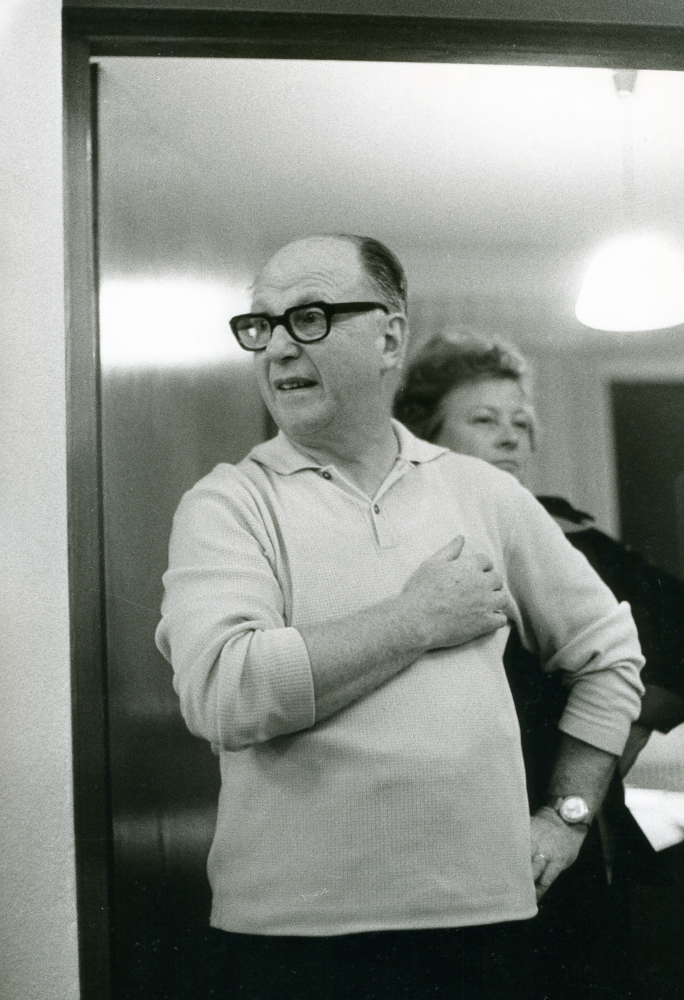 Socialvårdschef Elis Pettersson.
•Fotografiet ingår i bildserien ”Vardagsliv i Vallentuna kommun” av Rachael Gough-Azmier & Gunilla Blomé, Haga Studios HB.