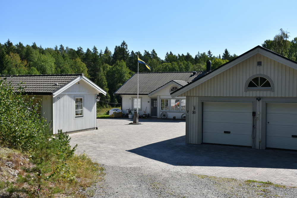 Här låg tidigare torpet Ängsberga som hade 17 hektar och 5 dagsverken till Lingsbergs gård. Förr hette Ängsberga  ”Baddet” och är först omnämnt 1709 i Mantalslängd över Vallentuna socken 1709.