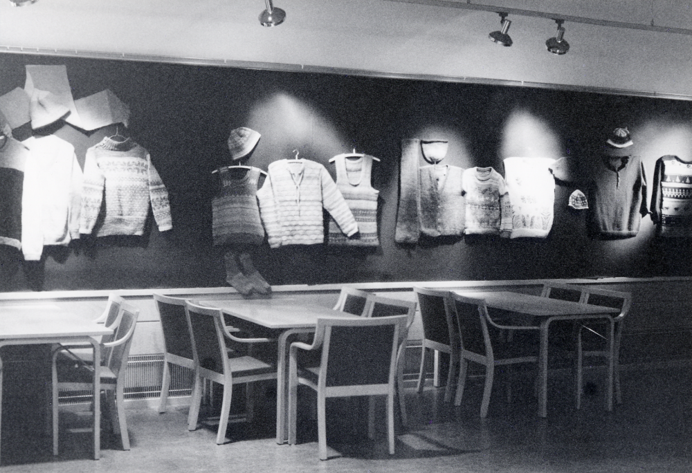 Sticka hej vilt - en utställning i Vallentunasalen med stickade tröjor, koftor, vantar m m av kommunens egna frihandsstickare.  Utställningen pågick 13 oktober - 15 november 1986