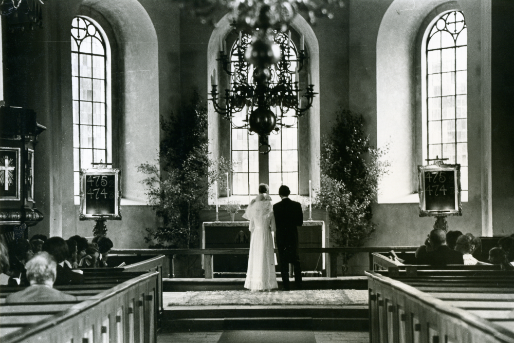 Bröllop i Vallentuna kyrka på midsommarafton. Interiör.
•Fotografiet ingår i bildserien ”Vardagsliv i Vallentuna kommun” av Rachael Gough-Azmier & Gunilla Blomé, Haga Studios HB.