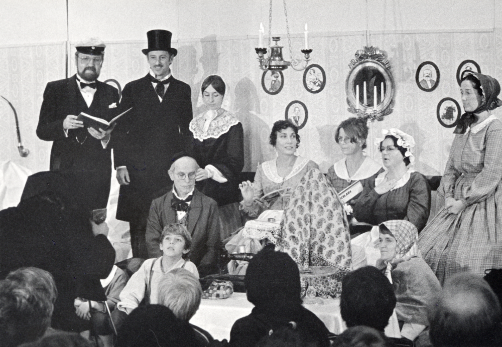 Tant Grön, tant Brun och tant Gredelin har spektakel i sin salong (Vallentunasalen), dit de bjudit in samtida gäster, vilka alla berättar om tidens nymodigheter.  Idé och utformning Eva Rahmqvist tillsammans med deltagarna. På scenen fr v Åke Spets Glunten, Sigge Rahmqvivst Lantmätaren, Runa Brar Fredrika Bremer, i soffan Sven Eketorp farbror Blå, Eva Rahmqvist tant Gredelin, Lena Lundgren tant Grön, Gun Hillbo tant Brun och Liselott Juhlin Josabeth Sjöberg.  På golvet sitter Calle Rahmqvist fattiga Calle i torpet och Kerstin Stenhols Tvätt Kristin