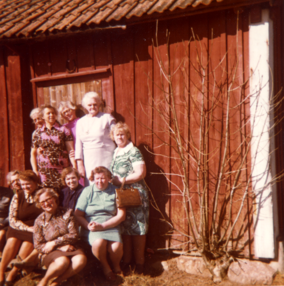 Centerns kvinnoförbund har haft en studiecirkel, där man arbetat med Vilhelm Mobergs 'Svensk historia'. Cirkeln hade avslutning 14 april 1971
