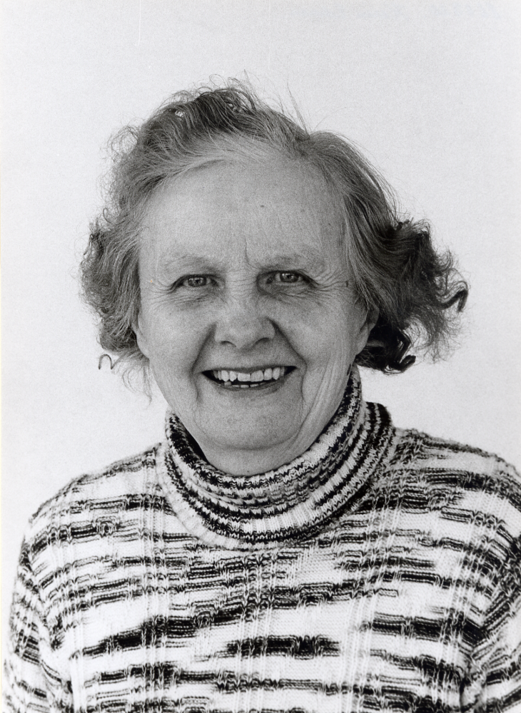 Karin Edman  född  Lundin  föddes 1908 i Angarn, där föräldrarna hade  Karlsborgs handelsbod  Hon gifte sig andra gången med  John Edman  och övertog från sina släktingar  Sursta gård  Karin har varit aktiv kommunalpolitiker och engagerad i föreningslivet