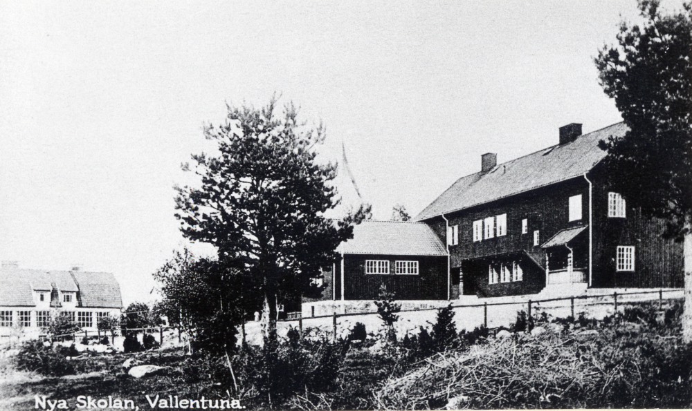 Hjälmsta skola. Den äldre byggnaden t v uppfördes 1910. Den kallades Vita skolan och senare Gula skolan till skillnad från Röda skolan som uppfördes 1925. Den äldre byggnaden innehöll två lärosalar i bottenvåningen och två lärarbostäder en trappa upp. I källaren inreddes ett varmbad. Röda skolan innehöll enbart undervisningslokaler. Vita skolan revs och brändes ner i januari 1964 och ersattes med en verkstadsskola