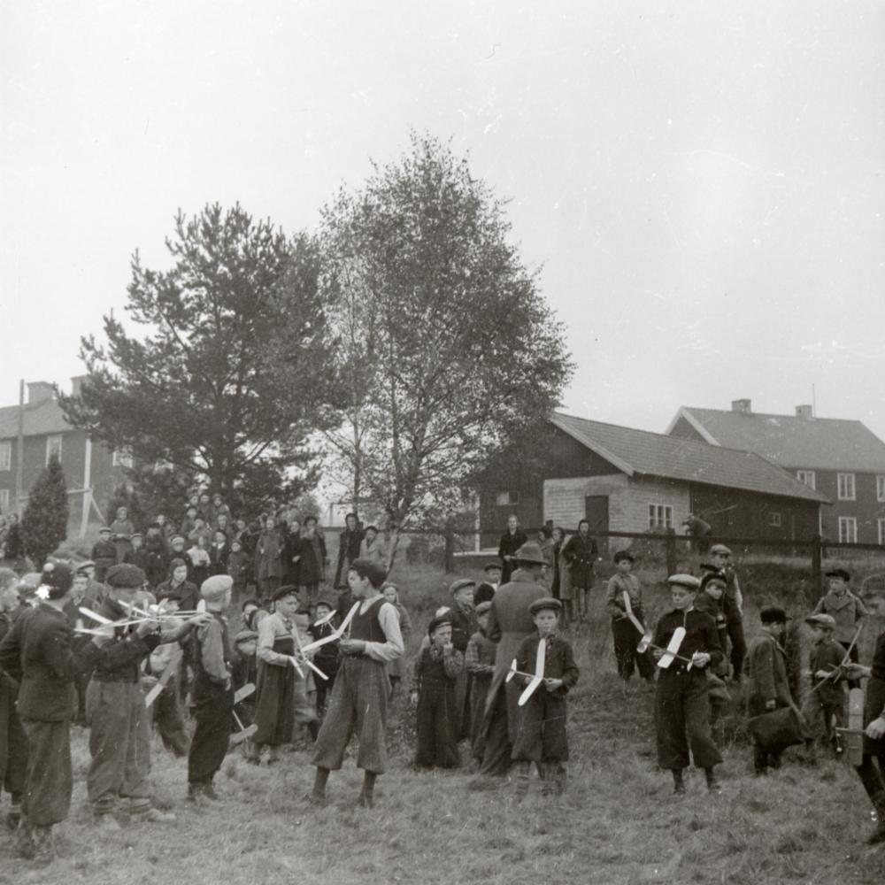 Uppvisning av modellflygplan vid Hjälmsta skola. Skolbarnen var intresserade av att bygga modellflygplan under stödtimmarna. Sedan hade man tävling på skolgården