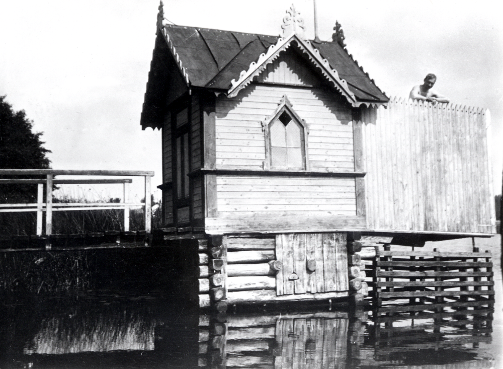 Badhus vid Toftesta holme i Garnsviken. Badhuset fanns kvar till omkring 1912-15. Det ägdes av kaffehandlaren Karlsson från Stockholm, kallad Java-Kalle, som också ägde Lilla Garn. Badet kostade 10 öre. Uppgifter från Lennart Almén, Toftesta