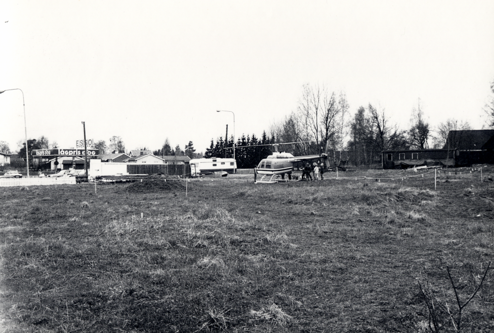 I samband med att Esso bensinstation firade 10-års jubileum? kunde barn och vuxna göra en rundtur med helikopter över Vallentuna den 7 till 9 maj. Pris 40 kr för barn under 12 år och 60 kr för vuxna. Start och landning skedde på gärdet bakom bensinstationen i korsningen Stockholmsvägen och Karlsbergsvägen