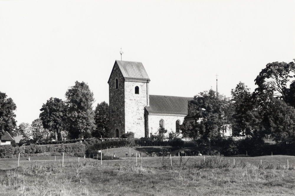 Vallentuna kyrka sedd från gångvägen mellan Bällsta och Vallentuna centrum i korsningen med gångvägen mot Björkbyområdet