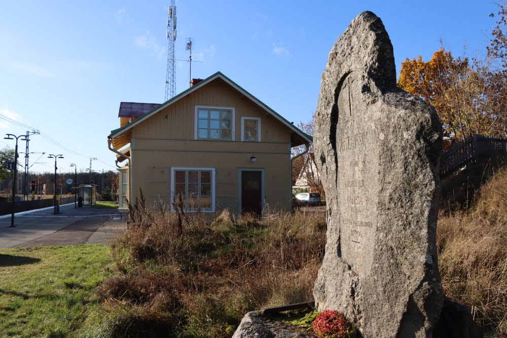 Lindholmen stationhus med Vasa minnesmärke i förgrunden. 

Text:  ÅT GUSTAF WASA FÖDD Å LINDHOLMEN I ORKESTA14 19/5 96 RESTAF FÖRSAMLINGEN 18 14/5 96
