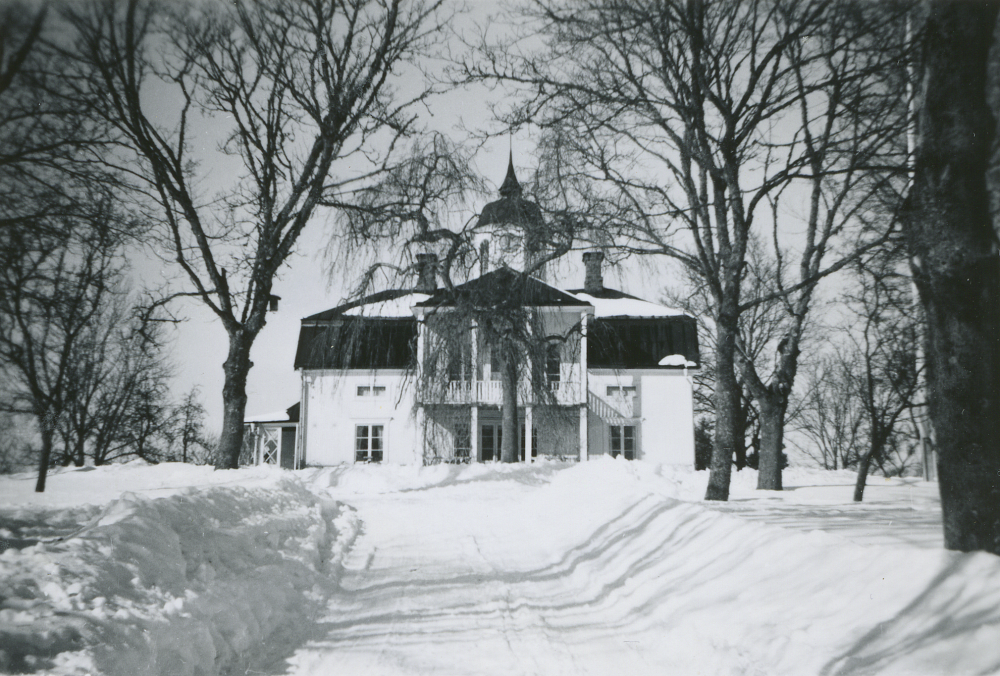 Ekskogens gård i Kårsta. Vinterbild.