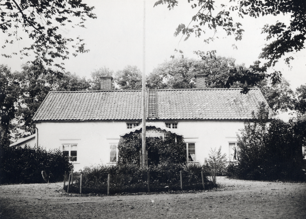 Frösunda prästgård före 1917, då den gamla prästgården samt den östra flygelbyggnaden revs. En ny prästgård uppfördes på samma plats