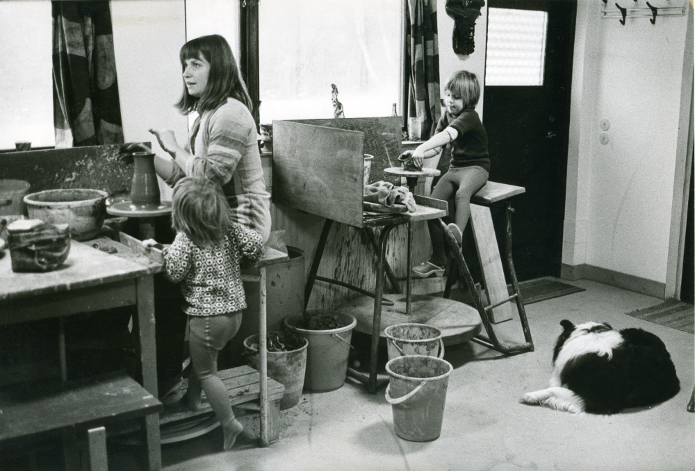 Keramikern Margot Öjemark-Wiik arbetar i sin verkstad / ateljé i Brottby. Margot flyttade sedan till nytt hem i Hälsingland.

•Fotografiet ingår i bildserien ”Vardagsliv i Vallentuna kommun” av Rachael Gough-Azmier & Gunilla Blomé, Haga Studios HB.