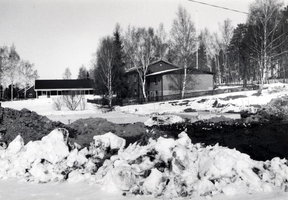 Tre nya villor byggs i hörnet av Ryttarvägen och Karlbergsvägen öster om Esso bensinstation i Bällsta