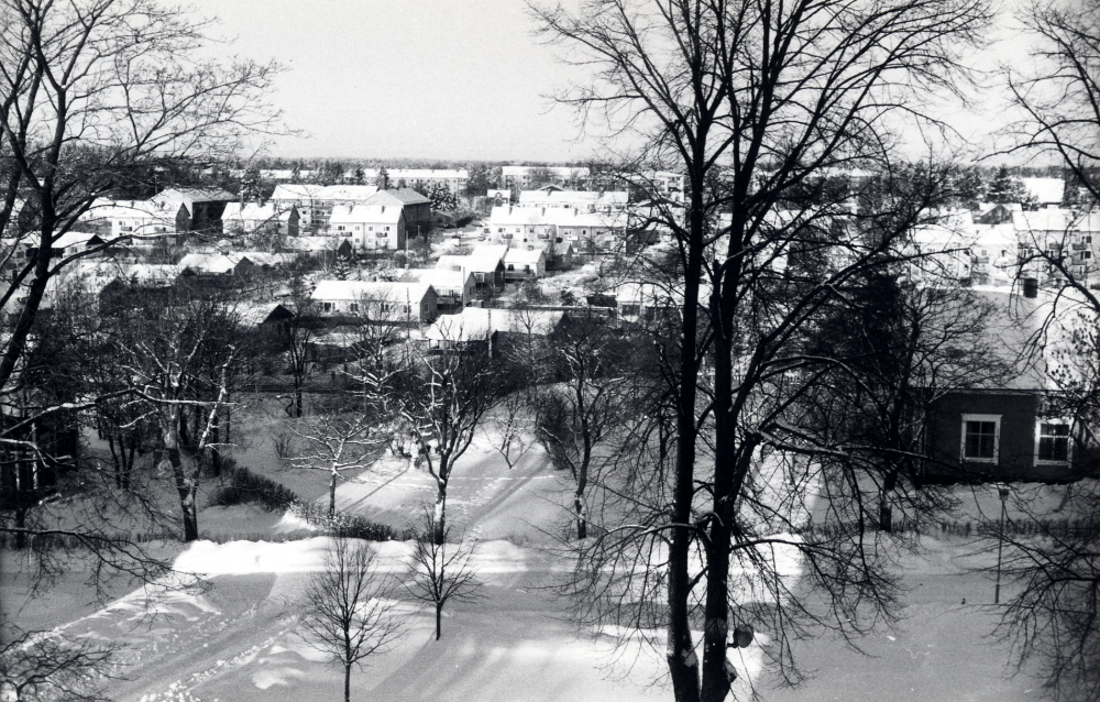 Utsikt från Vallentuna kyrktorn mot norr. T h skymtar gaveln på Klockargården. I bildens mitt i bakgrunden enfamiljshus på Prästgårdsgärdet