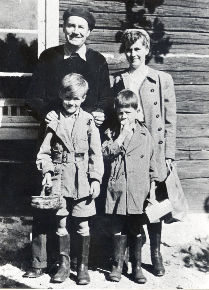 Familjen  Dethorey  samlad på sommarstället  Bällstalund  Bakre raden  Ernesto Maria José Antonio Dethorey   Gertie Dethorey  född  Börjesson  och sönerna  Roland Gunnar  och  Pierre Eugen