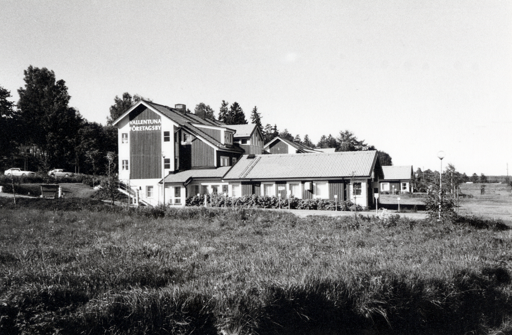 Vallentuna företagsby vid Hjälmstavägen i Vallentuna sedd från norr.  Fyra företagsvillor nedanför Hjälmstaskolan med lokaler för  mindre företag