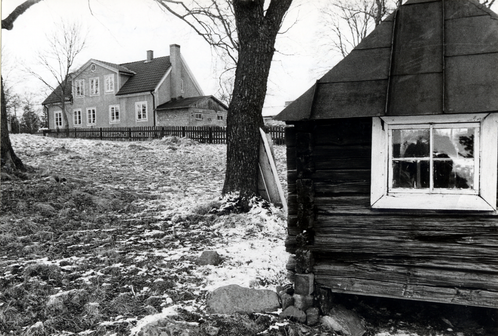 Olhamra gård ägs av Stockholms stad och uppfördes omkring år 1700. Mangårdsbyggnaden renoverades och moderniserades år 1936. Gården har ägts bl a av släkterna Anckarström och Klingspor