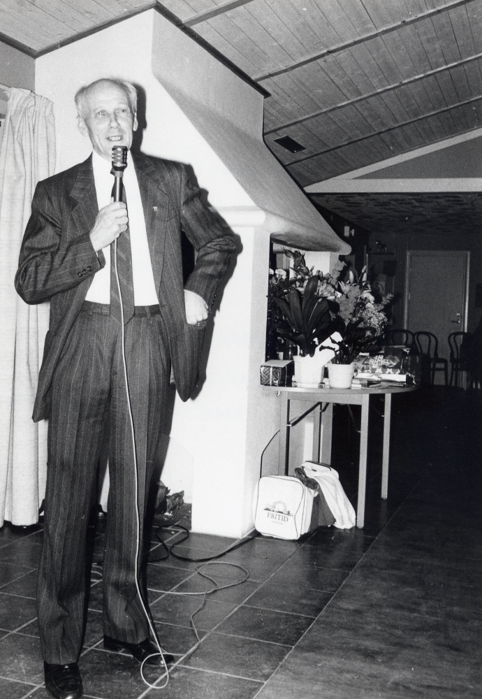 Kanslichef Gunnar Käller går i pension efter 38 års tjänst i Vallentuna kommun.  Kommunen anordnar avskedsfest med  mottagning i Mathiasgården.  Efter alla tal till Gunnar Käller berättar han själv om sin tid i den kommunala förvaltningen, om utbyggnaden av service och administration och tackar alla medarbetare, samt berättar om original i Vallentuna m m