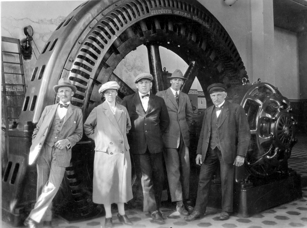 Frösundabor på bilresa till Nedansjö kraftverk i Medelpad.  Personer fr v okänd släkting till Helgöstammarna, Helga Cewe, Holger Cewe, Gösta Helgöstam och chauffören Algot Laurell