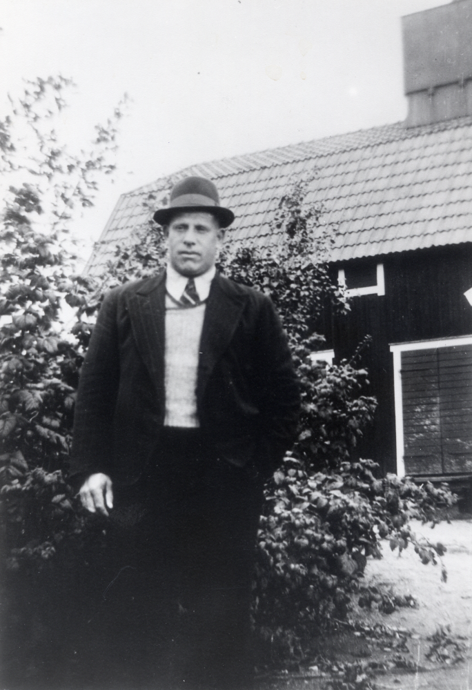 Ejnar Carlsson arrenderade Frösunda prästgård tillsammans med sin bror Emil från 1947. Sönerna flyttade tillsammans med föräldrarna Ida och Gustav Emil Carlsson från Stora Ekeby gård i Vallentuna till Frösunda prästgård 1922. Ejnar föddes 12 juni 1909 och dog 9 juli 1986. T h på taket syns det torn som under kriget användes för luftbevakning.