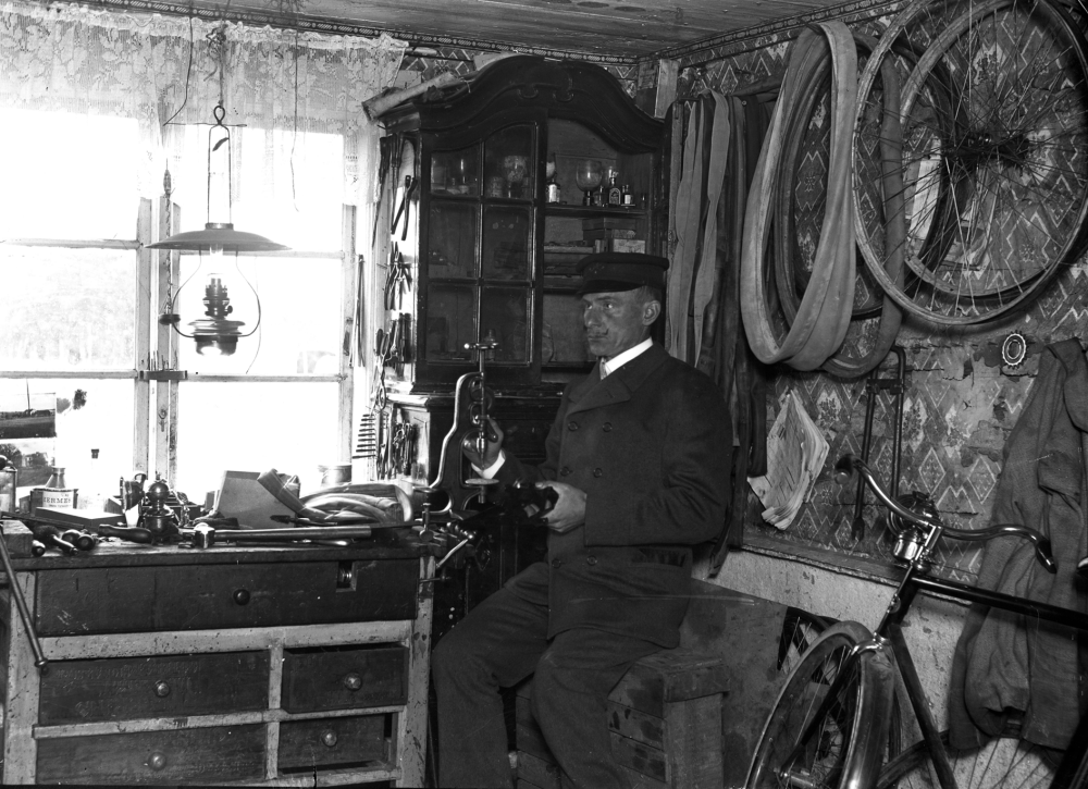 Interiör med Algot Laurell i cykelverkstaden i Vasa Åvasta 2:4. Uppgift om fotoår saknas, men troligen 1920-talet.