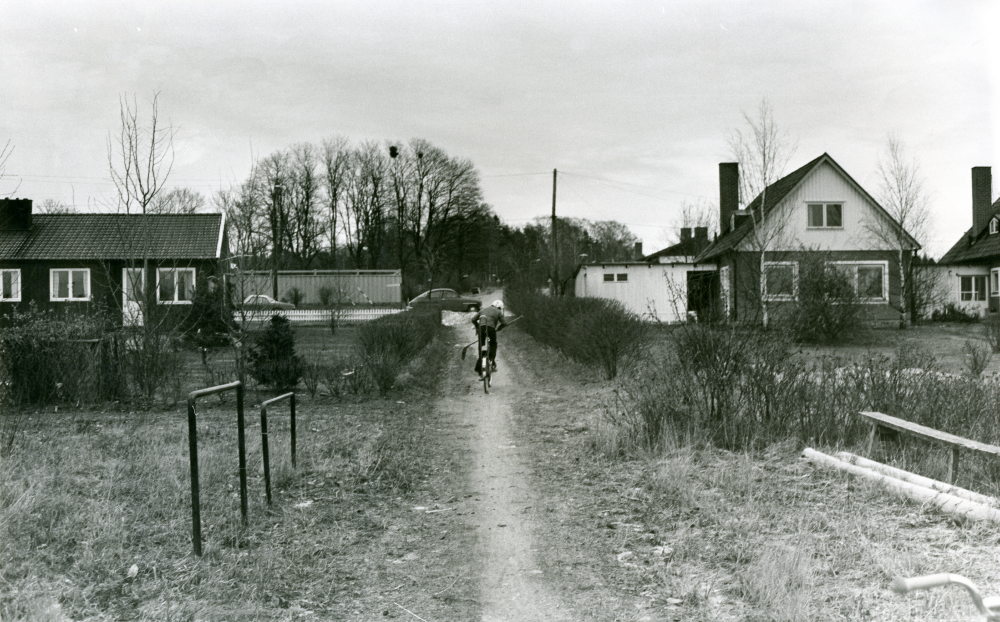 Gångstig / cykelväg nedanför Björkhagsvägen, Ormsta. 

•Fotografiet ingår i bildserien ”Vardagsliv i Vallentuna kommun” av Rachael Gough-Azmier & Gunilla Blomé, Haga Studios HB.