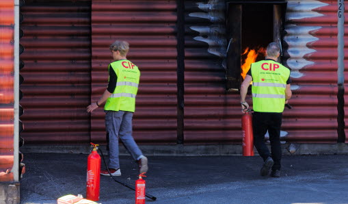 civila insatspersoner tränar på att hantera brand