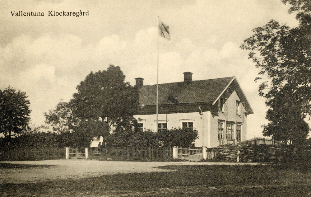 Klockargården  uppfördes 1864 ungefär på samma plats där det tidigare legat en skolstuga samt klockarbostad. Huset användes som skola och klockarbostad till dess Hjälmsta skola byggdes klart 1925. Även sedan skolhusen i Hjälmsta byggts, har det periodvis förekommit undervisning i Klockargården, bl a på 1940-talet. Senare inköptes den av församlingen och användes bl a till församlingshem