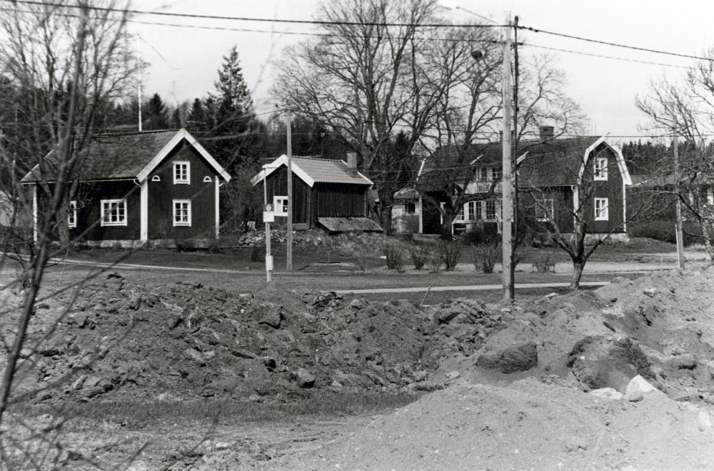 Slumsta gård i Lindholmen.  Numera är gården kringbyggd med flerfamiljshus på Trädgårdsvägen, kedjehus på Tulpanvägen och mittemot byggs hus i Bostadsrättsföreningen Lindholmen