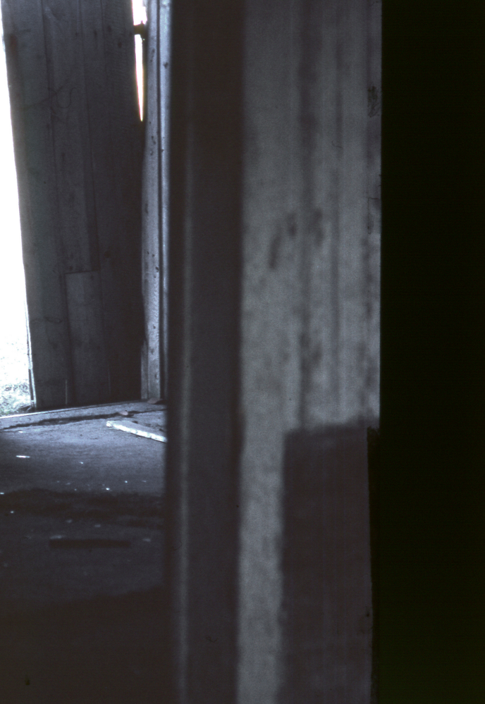 Inne i den gamla ladugården vid Strömstorp. Fotografiet ingår i bildserien Några torp i Vallentuna 1970 som köptes av Vallentuna kommun. Dokumentationen gjordes mot bakgrund av den snabba förvandling av kulturlandskapet som skett och ännu sker. Många torp anlades under den svenska landsbygdens folkökning under slutet av 1700-talet och decennierna framöver. Dessa torp och små gårdar försvinner alltmer då de inte längre är lönsamma. Kulturmiljö.