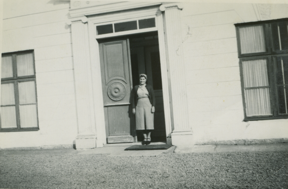 Märta Johansson Wester vid Lilla Benhamra. Troligen början av 1950-talet eller slutet 1940-talet.