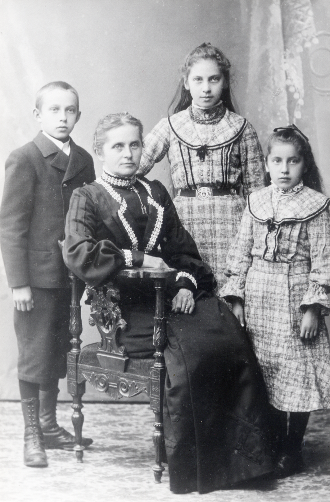 Tekla Johansson, från Oppgården i Kragsta föddes 9 augusti 1858 och dog 3 december 1939. Hon levde större delen av
sitt liv på samma gård, i släkten sedan 1700-talet. Runt henne står barnen Carl Johansson (1893-03-08--1947-08-06) Anna Johansson (1891-10-05--1953-03-23) och Märta Johansson (1897-01-25--1986-05-16).