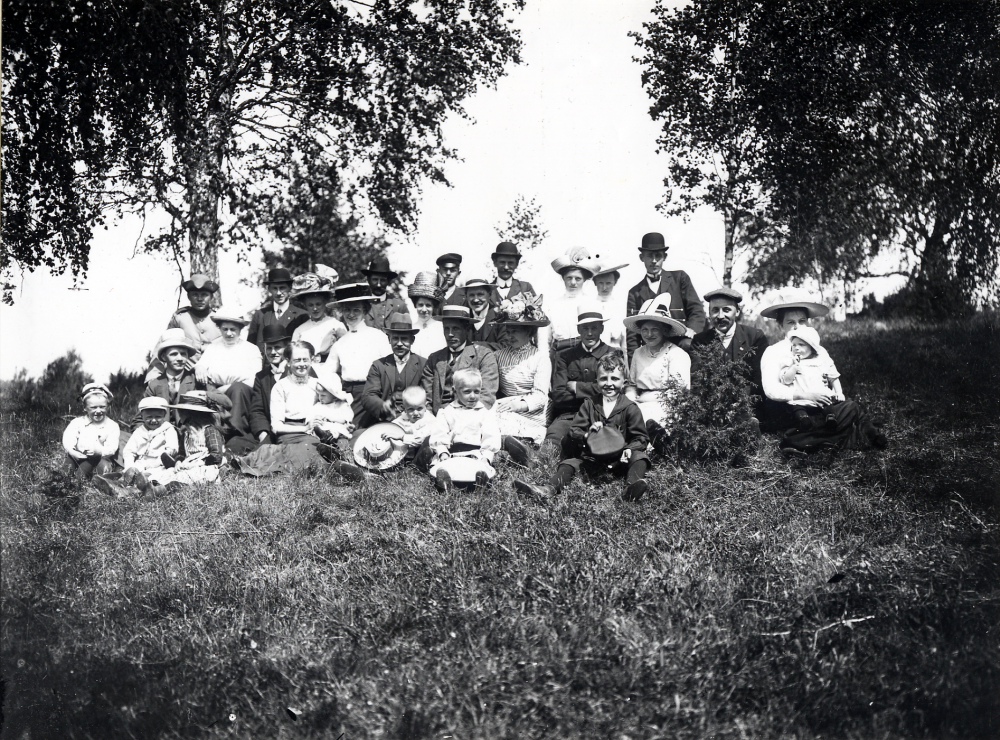 Nykterhetsföreningen Blå bandet samlade utanför föreningens lokal Klippan i Frösunda. 2:a barnet från v är Christian Laurell. Blå Bandet  och Frösunda Missionsförsamling  delade på verksamheten i Klippan