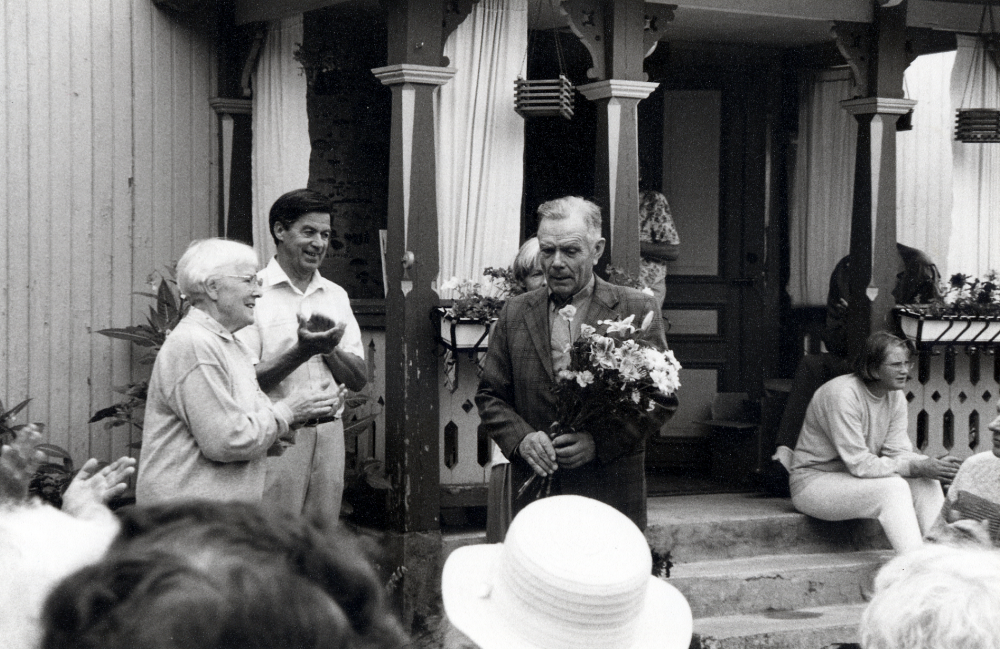 Hembygdsdag på Husby gård arrangeras varje år i augusti av Markims hembygdsförening.  T h står Hemrik Oldeskog som avgår som ordförande i Stiftelsen Patron Teodor Gustafson och fröken Sigrid Åkerbergs kulturstiftelse Husby gård.  Här blir han avtackad efter mer än 20 års värdefullt arbete med museet i Husby gård av Gertrud Gustafsson och David Ågren från Markims hembygdsförening