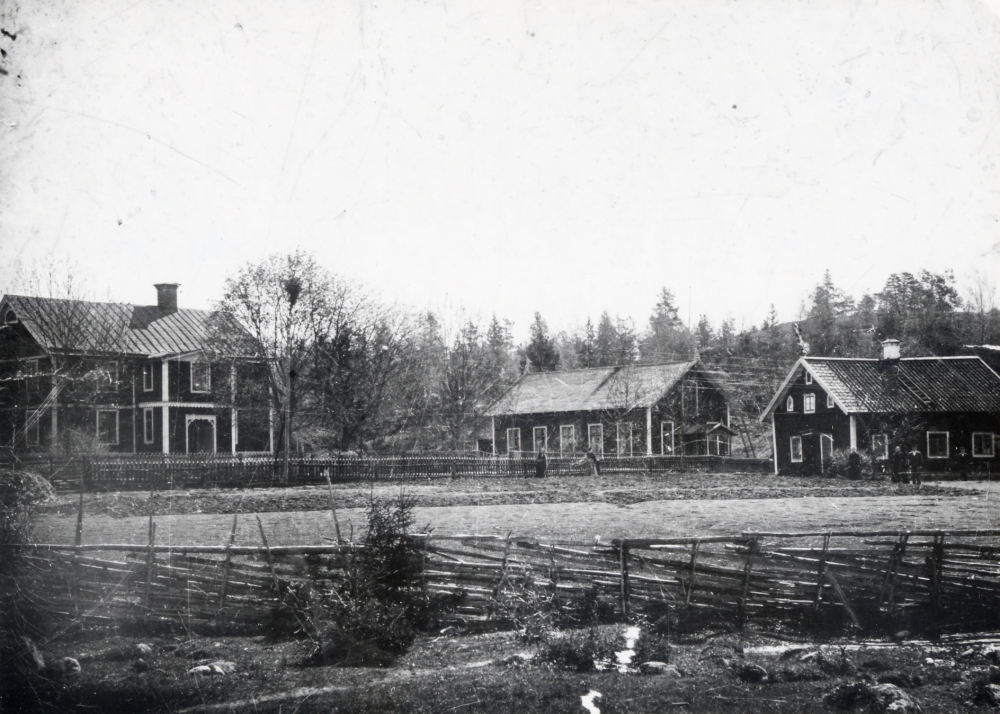 Björkholmens baptistkapell med det gamla kapellet t v, färdigbyggt 1863, där baptisterna drev skola i egen regi fram till 1890, då skolan förbjöds. Huset i mitten är det nya kapellet färdigbyggt 1885.