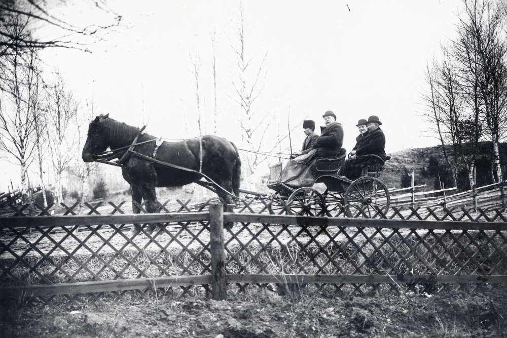 Vägsyn utanför Klippan i Frösunda. Längst fram i vagnen sitter kusken Gustav Eriksson och godsägare Frans Gustafsson Lövsta bakom dem Lambert Löfström och fjärdingsman Lundin Skepptuna. Vägstadgan talar om: Varje gård i mantal satt är befriad från vägskatt. I gengäld är varje stamhemman i storleksordning skyldigt att grusa det stycke allmän väg, som vägstadgan bjuder. Arbetet skall vara färdigt en viss dag på hösten. Då reser länsman, fjärdingman och två nämndemän på vägsyn.