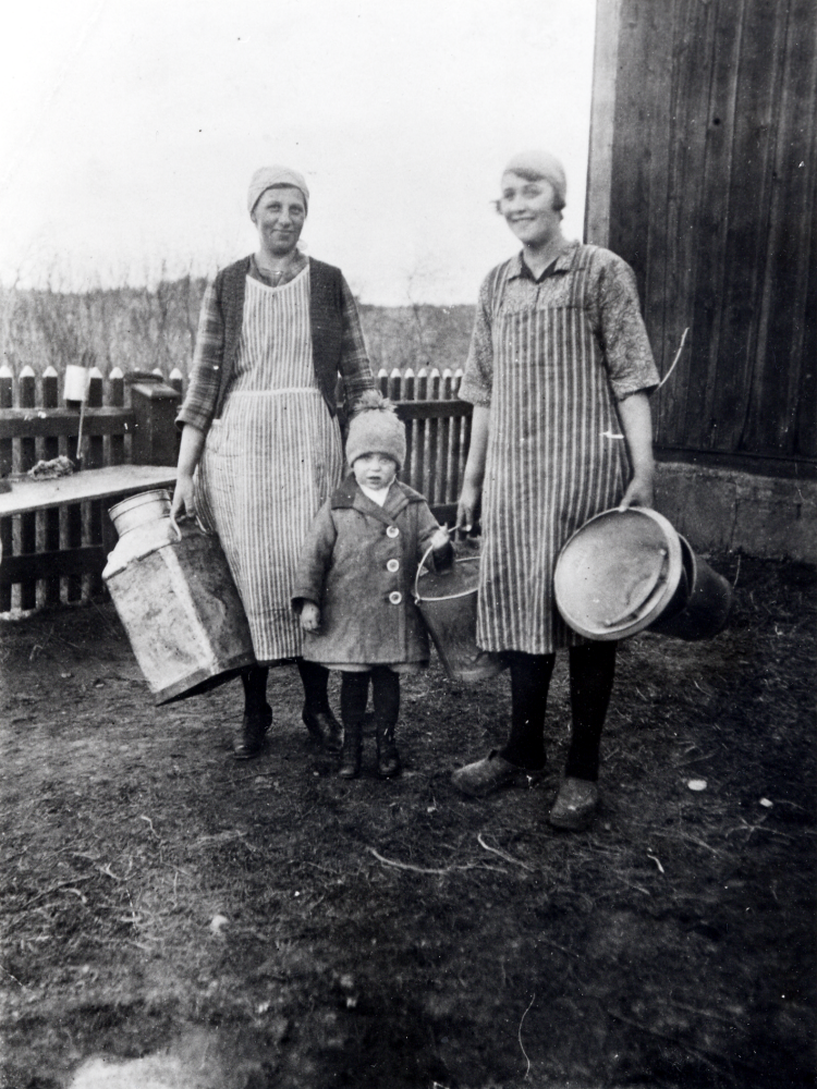 Mjölken hämtas på Stolp-Ekeby gård i Frösunda.  T v står Hanna Malmberg, senare gift med Seth Helgöstam på Tjusta gård i Kårsta