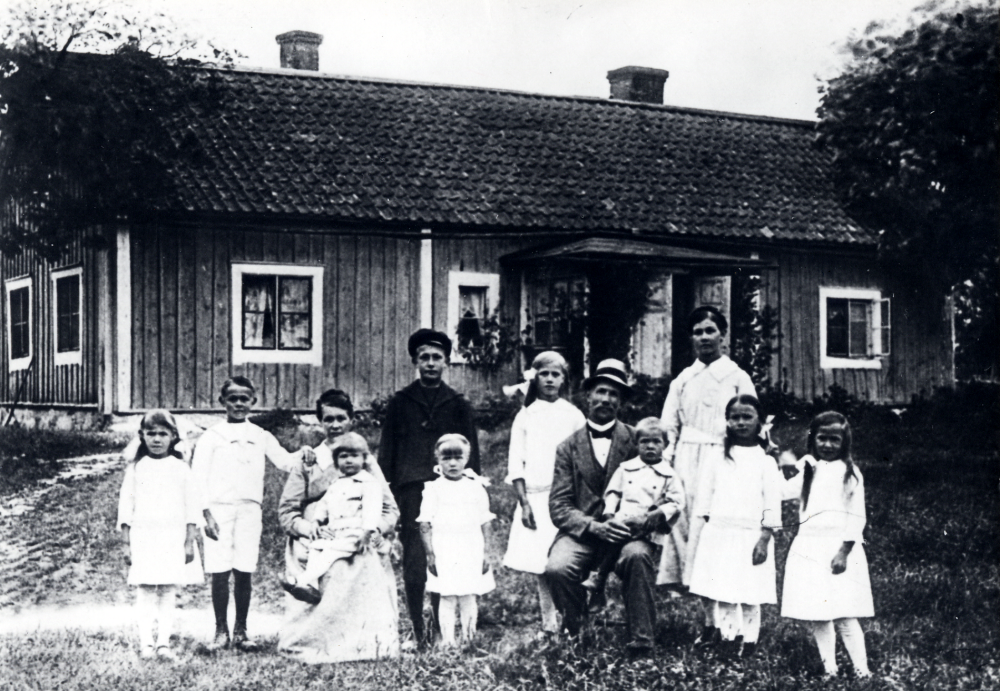 Frans Andersson i Vadaby med hustrun Emma och barnen fr v Svea, Paul, John sitter i moderns knä, Einar , Ines, Elsa, Östen i faderns knä, Marta, Rut och Ester