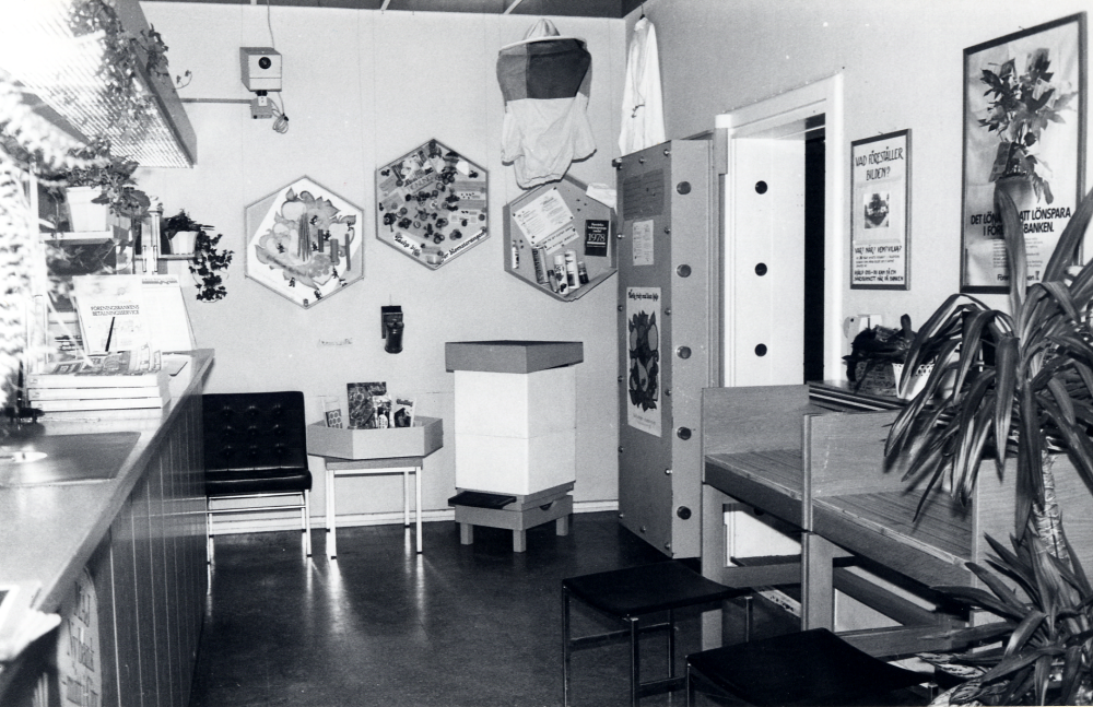 Vallentuna biodlareförening  visar en utställning med namnet  "Hembygdens honung ger bär och blommor där du bor"  i  Föreningsbanken  Här visas utställningen inne i banklokalen på  Centralvägen